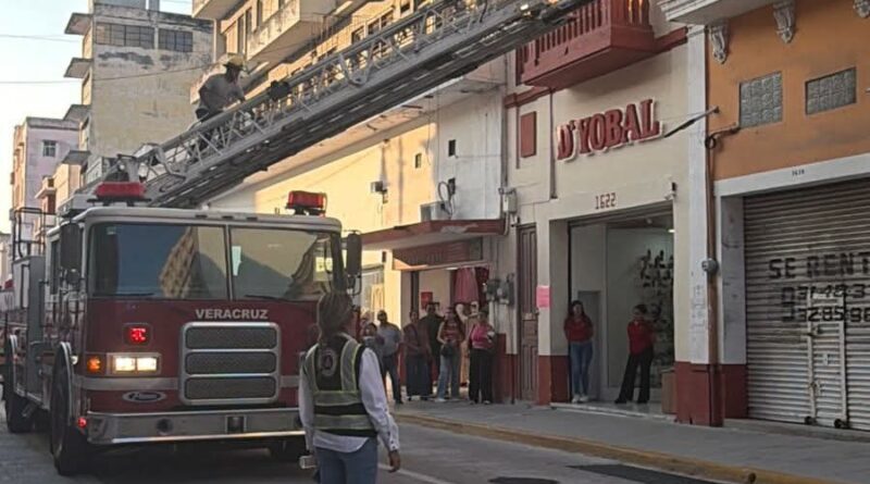 Rescatan Bomberos y PC municipal a adulta mayor atrapada en balcón del Centro Histórico de Veracruz.