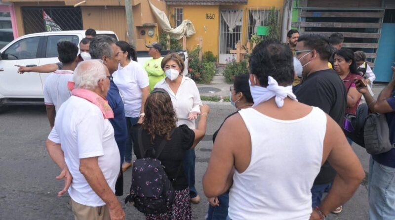 Acude Rosa María a supervisar labores de combate a incendio en zona norte de la ciudad.
