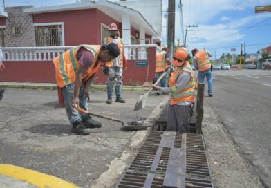 Limpieza preventiva de canales agiliza el desfogue de agua pluvial tras intensas lluvias en Veracruz.