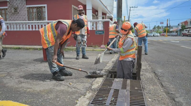 Limpieza preventiva de canales agiliza el desfogue de agua pluvial tras intensas lluvias en Veracruz.