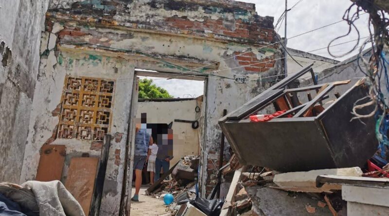 DIF Municipal de Veracruz brinda atención a familia por colapso de techo de vivienda.