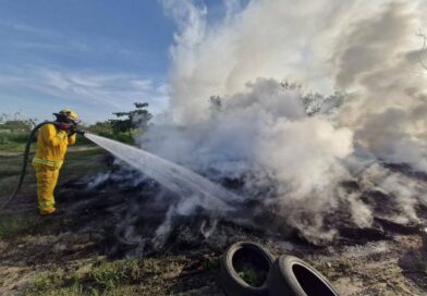 *Controlan Bomberos incendio por quema de llantas en Paseo de las Palmas II; continúan labores de enfriamiento*
