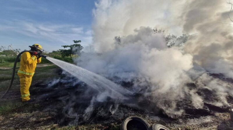 *Controlan Bomberos incendio por quema de llantas en Paseo de las Palmas II; continúan labores de enfriamiento*