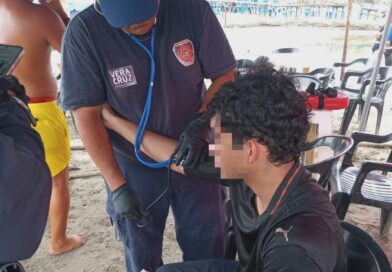 Guardavidas municipales de Veracruz rescatan a joven en riesgo en playa Villa del Mar.