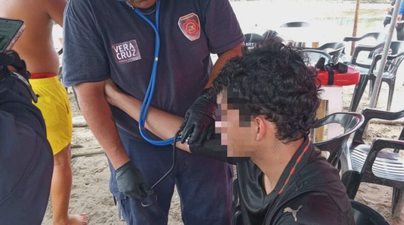Guardavidas municipales de Veracruz rescatan a joven en riesgo en playa Villa del Mar.