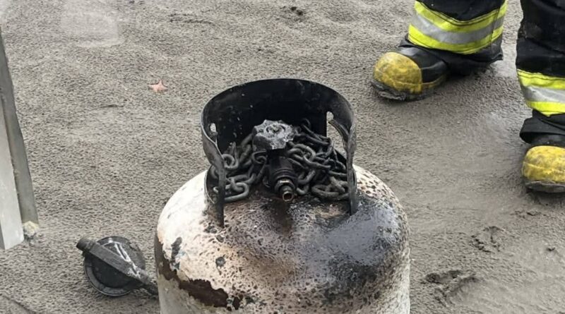 Atiende Protección Civil municipal de Veracruz incendio en comercio ambulante.