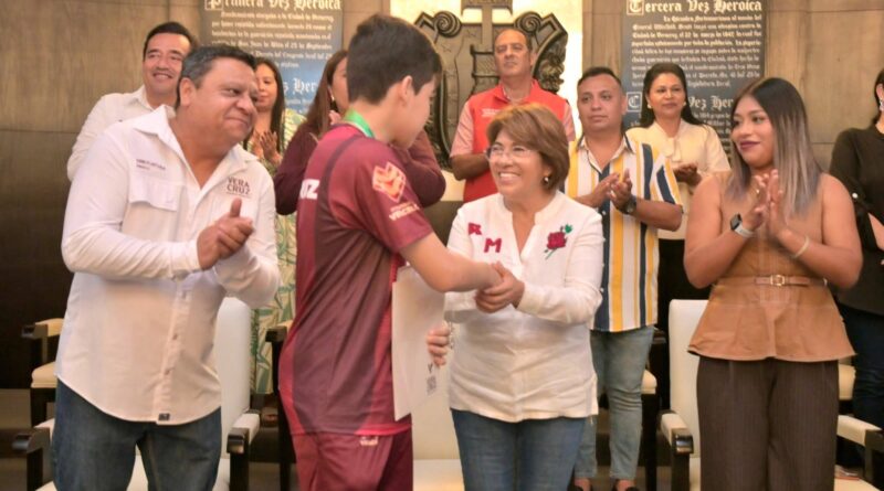 Reitera Rosa María su compromiso con el deporte al reconocer a medallistas veracruzanos.