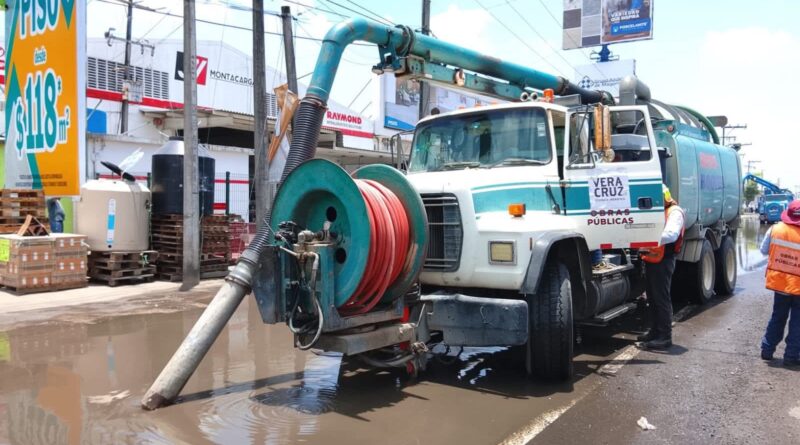 Coadyuva Ayuntamiento de Veracruz para mitigar acumulación de agua en tramo federal a la altura de Las Amapolas. Coadyuva Ayuntamiento de Veracruz para mitigar acumulación de agua en tramo federal a la altura de Las Amapolas.