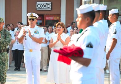Preside alcaldesa honores a la bandera por el 200 aniversario de la primera «H»a Ciudad de Veracruz.