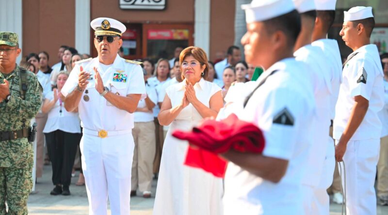 Preside alcaldesa honores a la bandera por el 200 aniversario de la primera «H»a Ciudad de Veracruz.