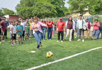 Inaugura Rosa María nueva cancha deportiva en La Pochota.