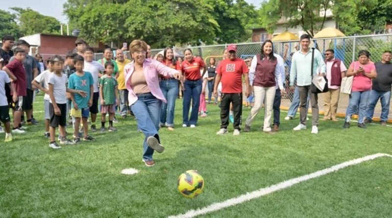 Inaugura Rosa María nueva cancha deportiva en La Pochota.