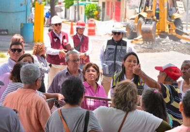 Supervisa Rosa María trabajos de rehabilitación vial en la colonia Pocitos y Rivera.