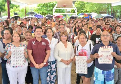 Alcaldesa de Veracruz sigue entregando vales del programa JEFMUN.