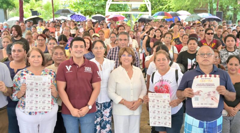 Alcaldesa de Veracruz sigue entregando vales del programa JEFMUN.