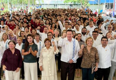 *Anuncia Rosa María beca para estudiantes de universidades públicas*