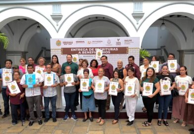 *Garantiza Rosa María patrimonio de familias en colonias de Veracruz con entrega de escrituras