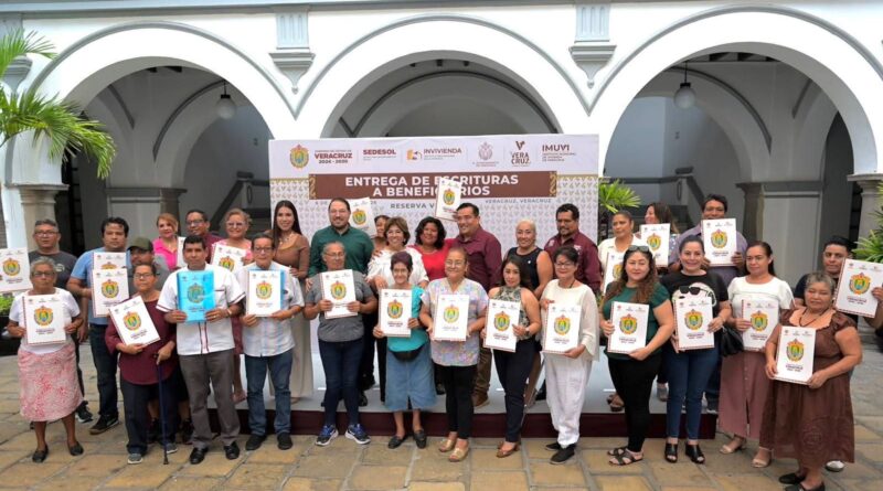 *Garantiza Rosa María patrimonio de familias en colonias de Veracruz con entrega de escrituras