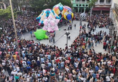 Alcaldesa RMHE recibió la muestra de globos de papel de San Andrés Tuxtla.