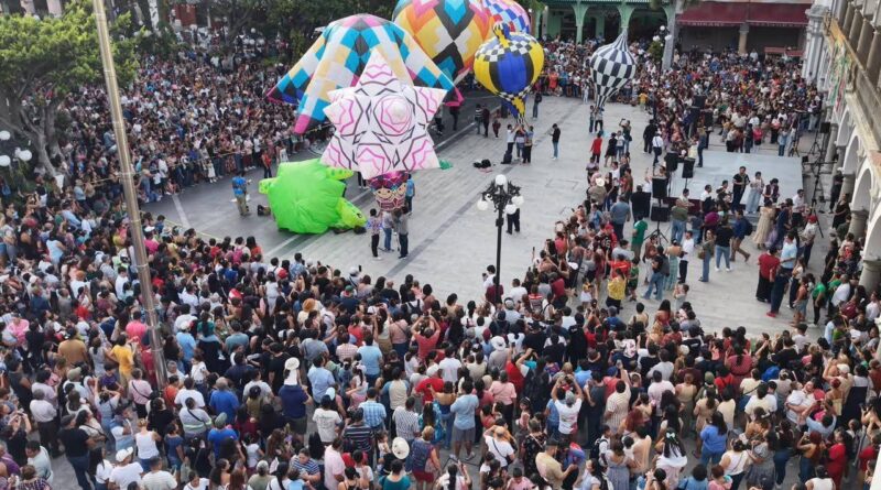 Alcaldesa RMHE recibió la muestra de globos de papel de San Andrés Tuxtla.