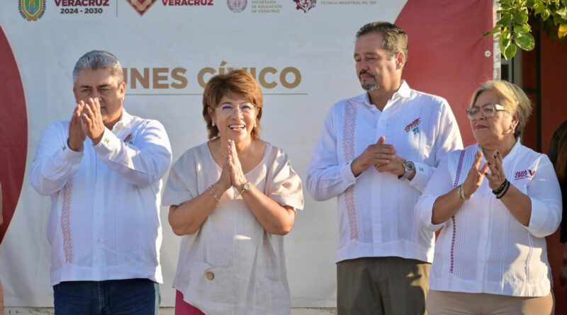 *Refrenda Rosa María compromiso con la educación, en el regreso a clases de más de 150 mil estudiantes en la ciudad de Veracruz*