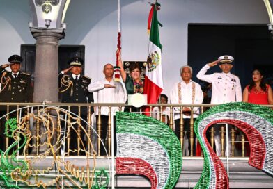 *Conmemora Rosa María 216 aniversario de la Independencia de México ante un Zócalo abarrotado*
