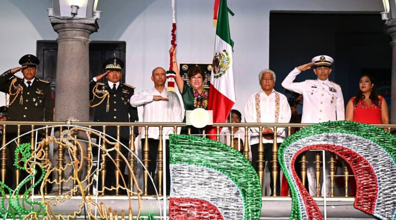 *Conmemora Rosa María 216 aniversario de la Independencia de México ante un Zócalo abarrotado*