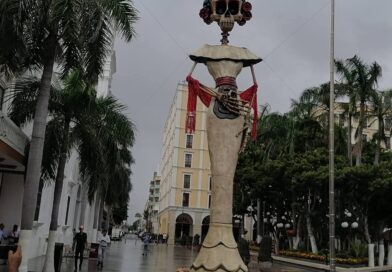 Instalan monumental Catrina cerca del Palacio Municipal.