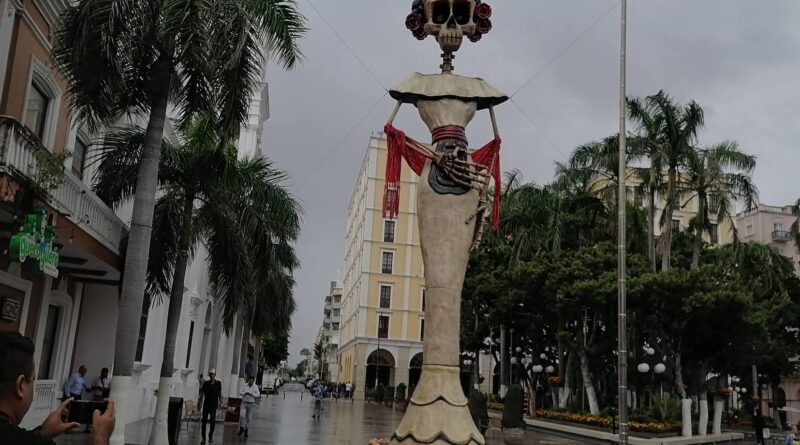 Instalan monumental Catrina cerca del Palacio Municipal.