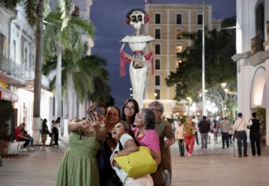 *Con cempasúchil y una Catrina monumental, se llena de color y tradición el Zócalo de Veracruz*