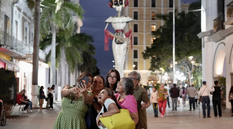 *Con cempasúchil y una Catrina monumental, se llena de color y tradición el Zócalo de Veracruz*