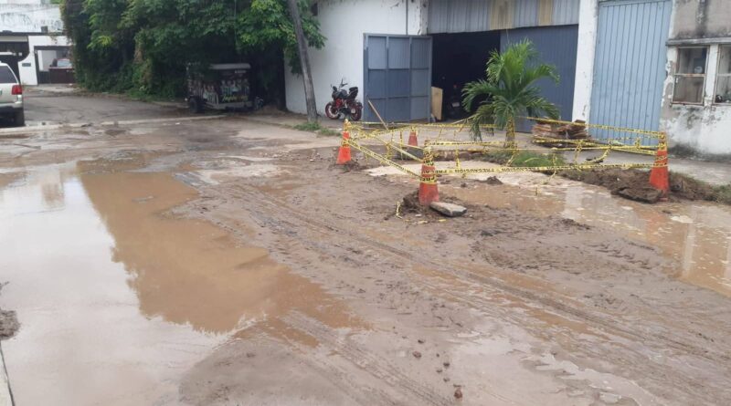 Fuga de agua provoca socabon en la colonia Vila de Guadalupe:Francisco Rodriguez. 