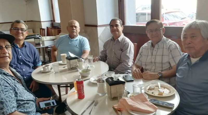 Se reúnen integrantes del MRD encabezados por su presidente Cuauhtémoc 0sorio. 