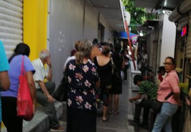 Largas filas por reapertuna del Montepio sucursal 7 de Veracruz.