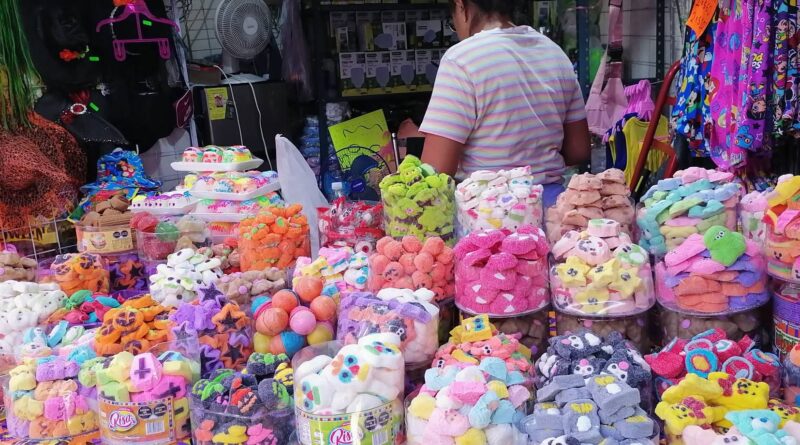 Comerciantes del MUV ya se declaran listos para la feria de Día de Muertos:Ríos Hernández. 