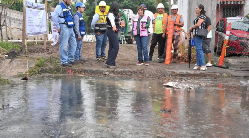 *Supervisa Rosa María obras de rehabilitación del drenaje pluvial en El Coyol*